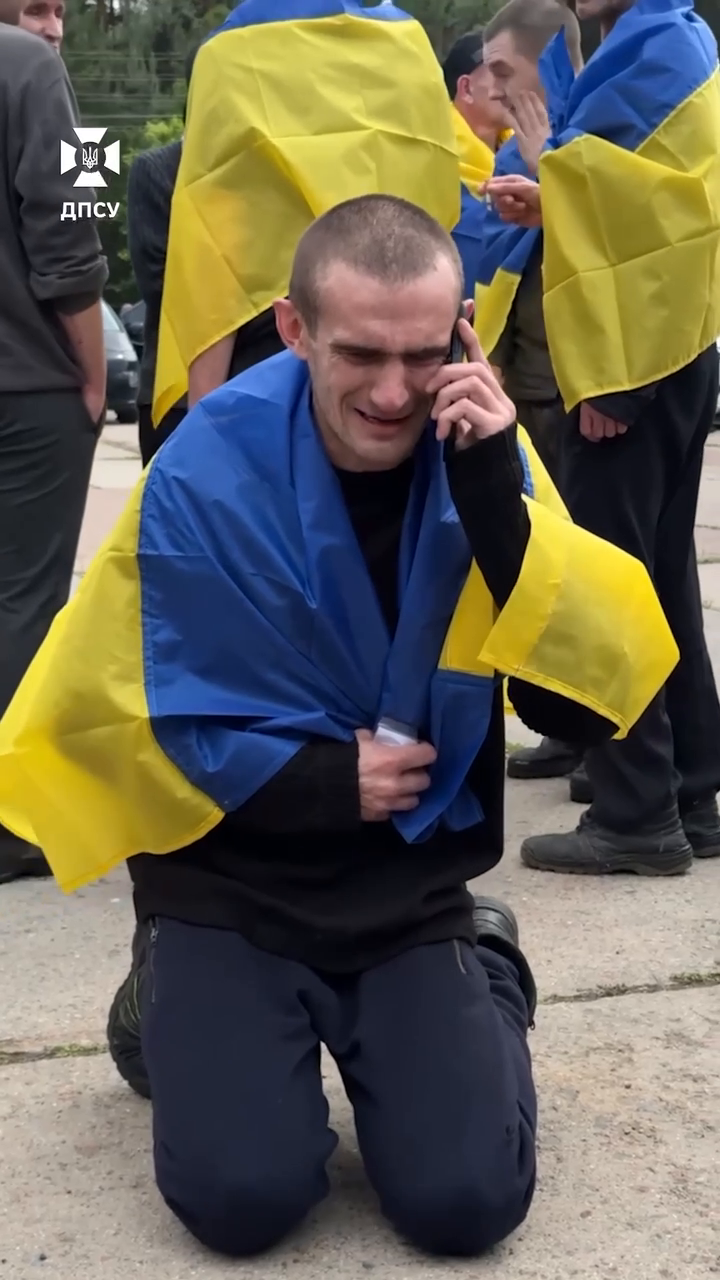 "Україна понад усе, я не продам її ні за що": мережу зворушило відео емоційної розмови звільненого з полону захисника