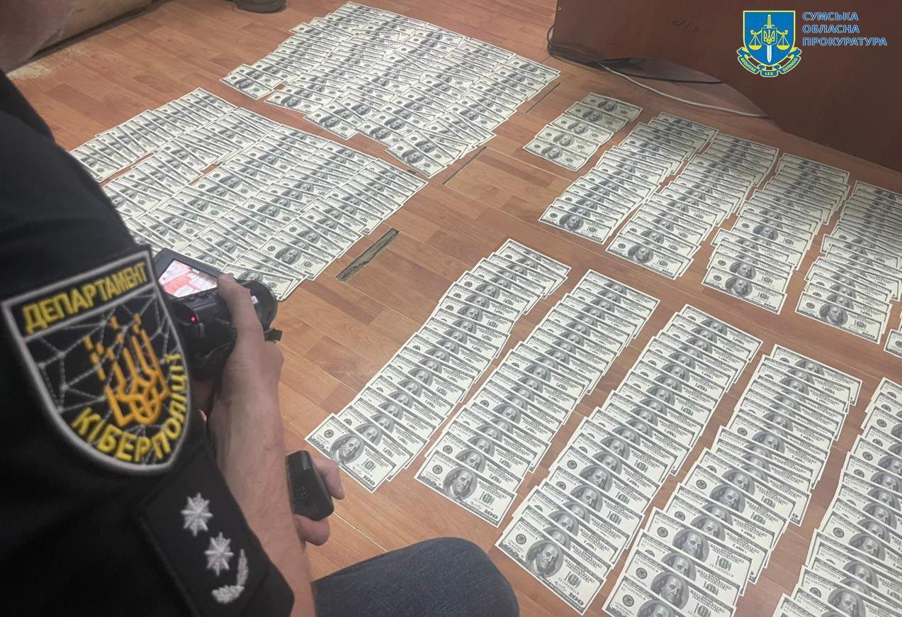 Организовал продажу несуществующих биткоинов на $160 тыс.: на Сумщине разоблачили кибермошенника. Фото