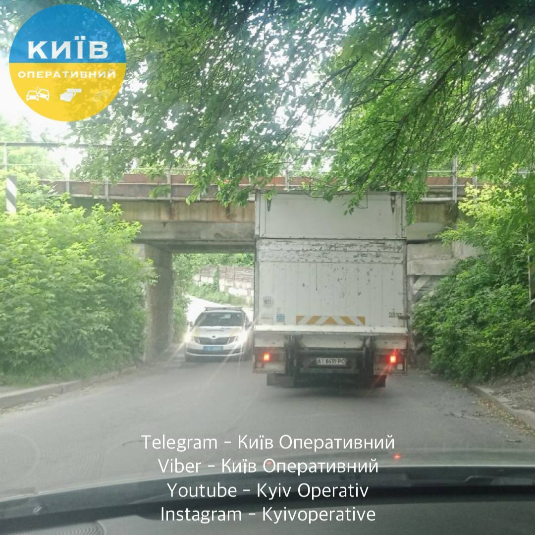 Водій не розрахував габаритів: у Києві вантажівка застрягла під мостом. Фото