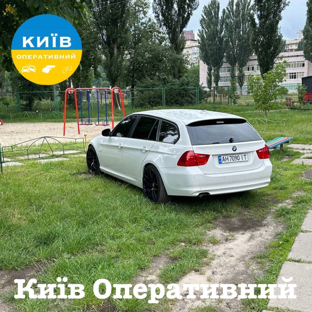 У Києві оштрафували "героя паркування" на газоні: водій вважає, що це через донецькі номери. Фото та відео