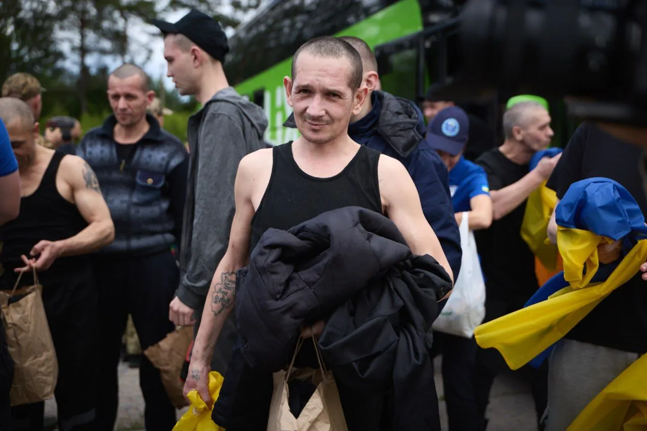 "Наші повертаються додому": Зеленський заявив про другий етап повернення воїнів з полону і показав емоційні фото захисників