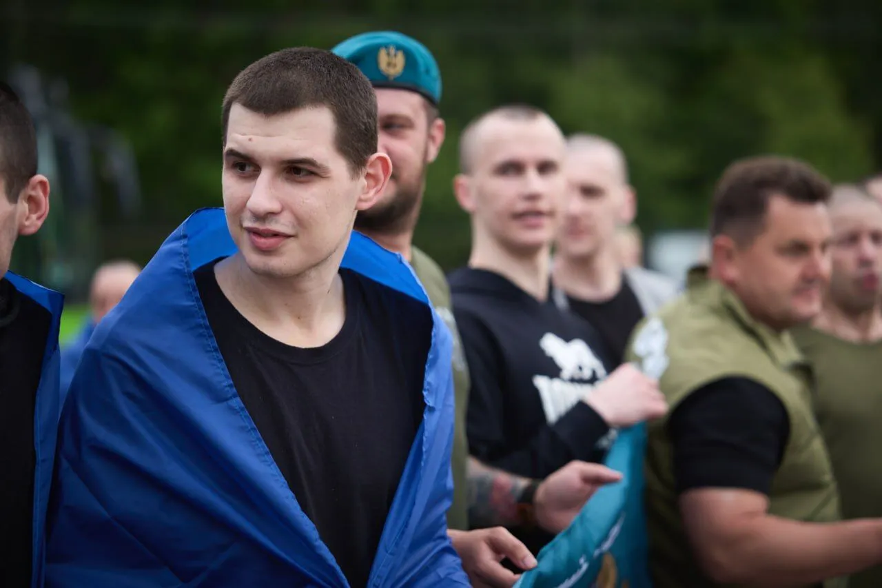 "Наші повертаються додому": Зеленський заявив про другий етап повернення воїнів з полону і показав емоційні фото захисників