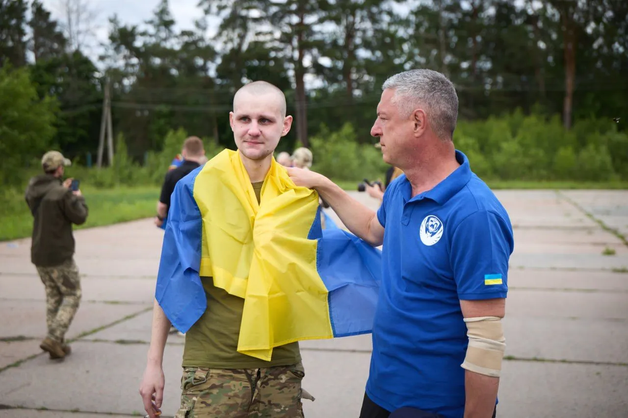 "Наші повертаються додому": Зеленський заявив про другий етап повернення воїнів з полону і показав емоційні фото захисників