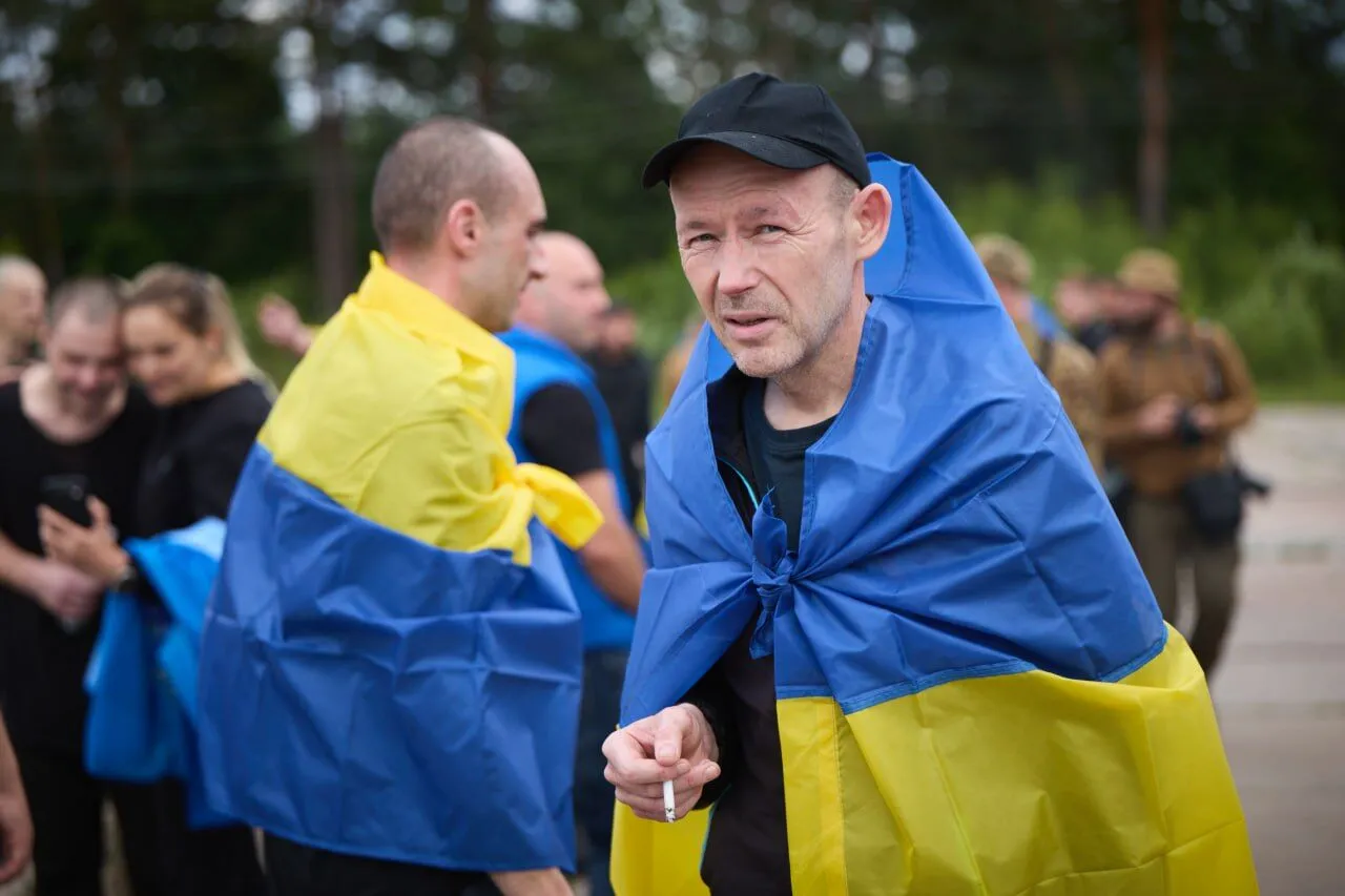 "Наші повертаються додому": Зеленський заявив про другий етап повернення воїнів з полону і показав емоційні фото захисників