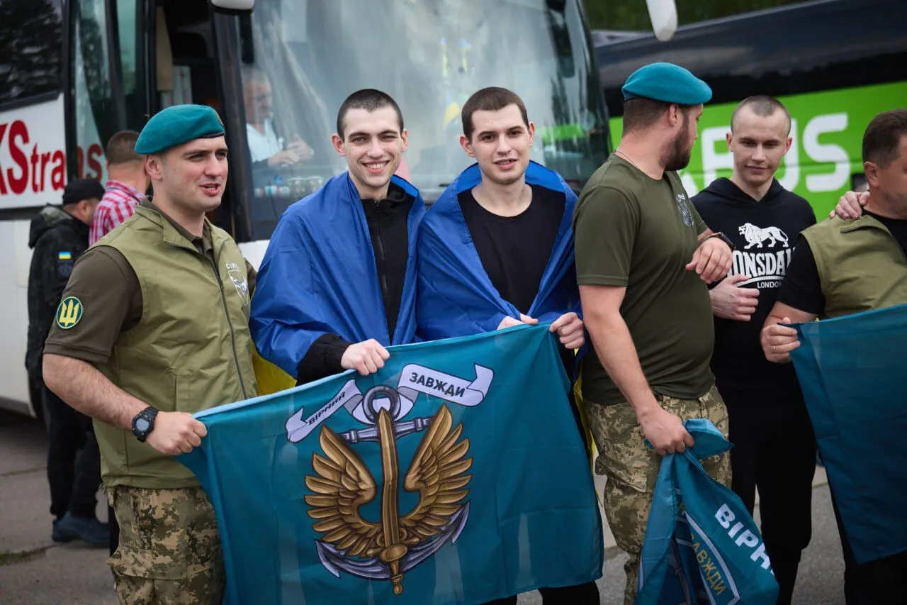 "Наші повертаються додому": Зеленський заявив про другий етап повернення воїнів з полону і показав емоційні фото захисників