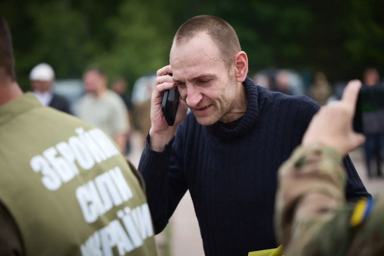 "Наші повертаються додому": Зеленський заявив про другий етап повернення воїнів з полону і показав емоційні фото захисників