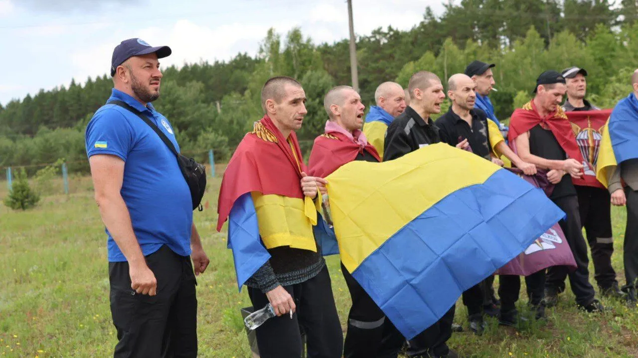 "Наші повертаються додому": Зеленський заявив про другий етап повернення воїнів з полону і показав емоційні фото захисників