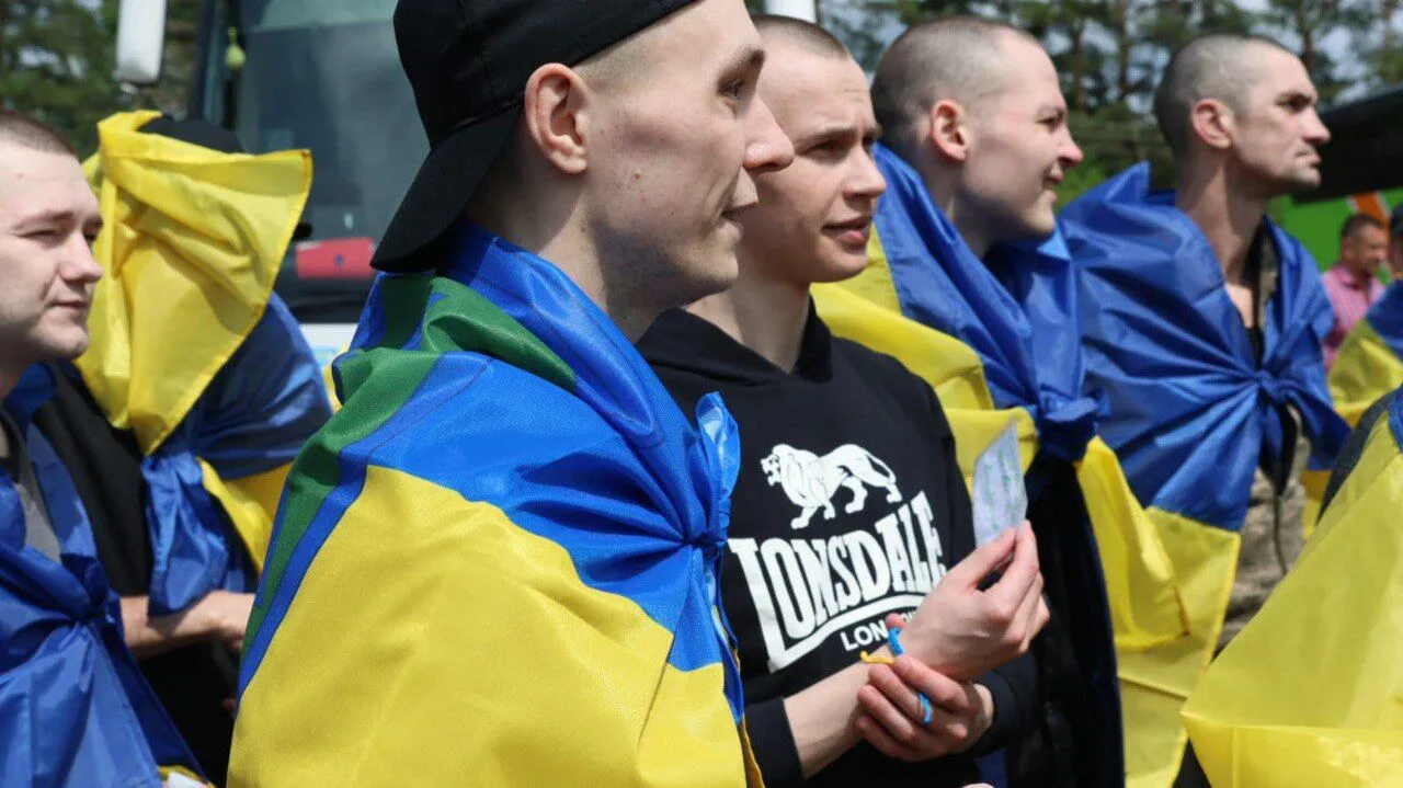 "Наші повертаються додому": Зеленський заявив про другий етап повернення воїнів з полону і показав емоційні фото захисників