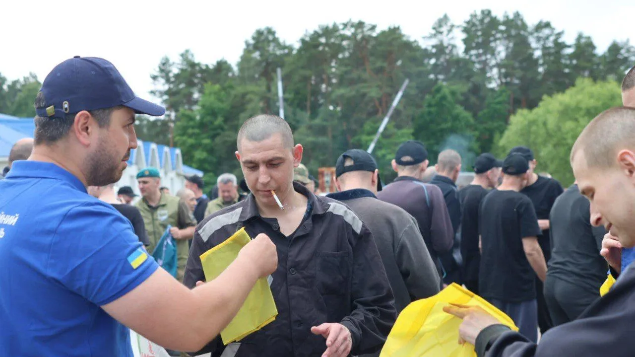 "Наші повертаються додому": Зеленський заявив про другий етап повернення воїнів з полону і показав емоційні фото захисників