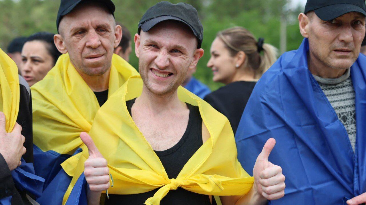 "Україна понад усе, я не продам її ні за що": мережу зворушило відео емоційної розмови звільненого з полону захисника