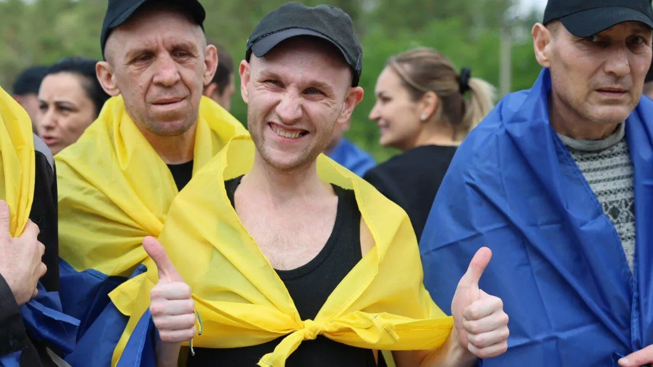"Наші повертаються додому": Зеленський заявив про другий етап повернення воїнів з полону і показав емоційні фото захисників