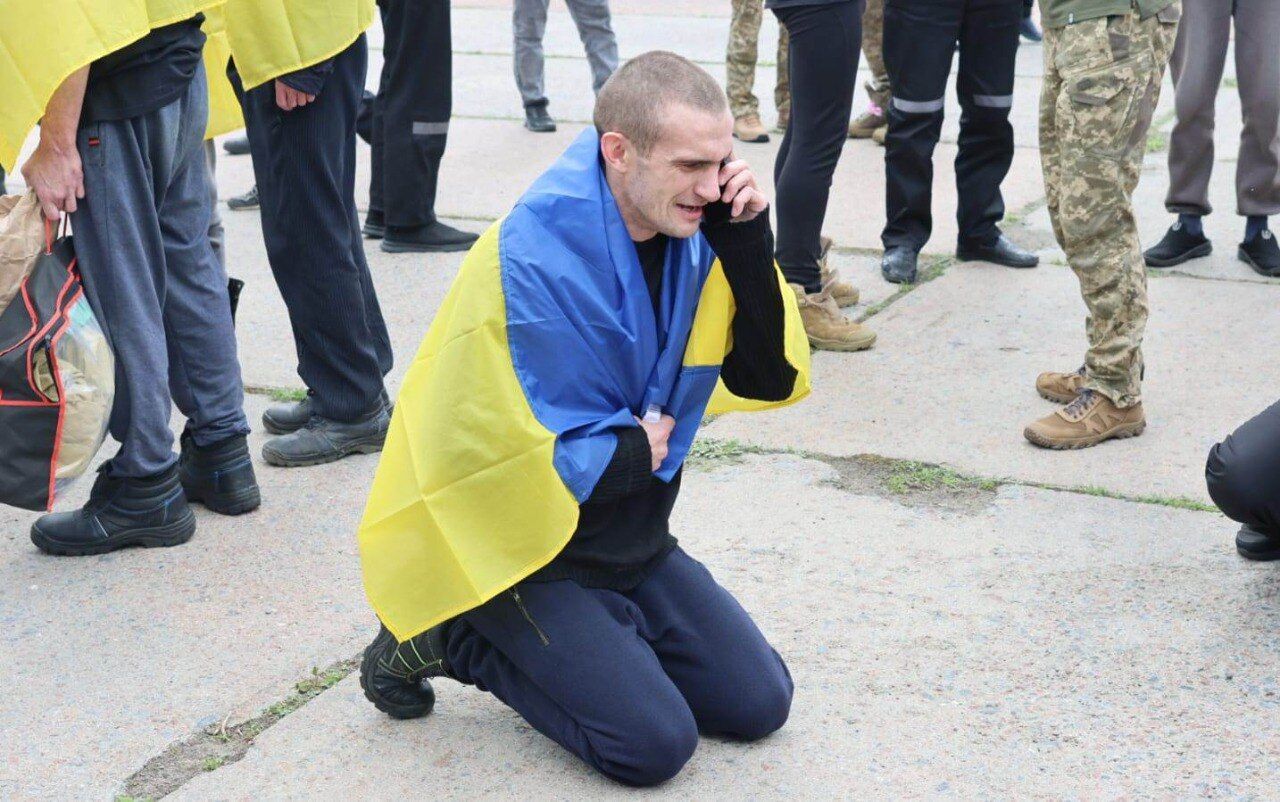 "Наші повертаються додому": Зеленський заявив про другий етап повернення воїнів з полону і показав емоційні фото захисників
