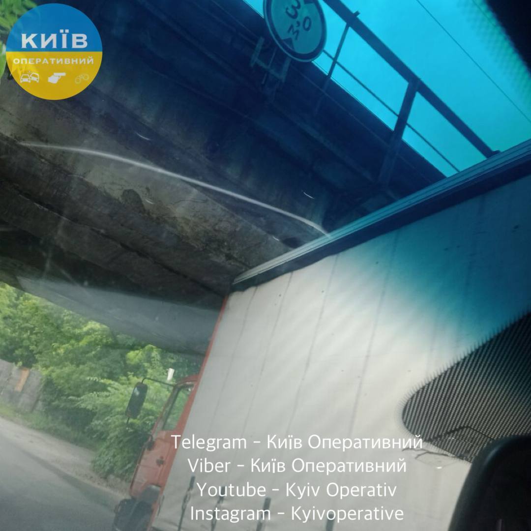Водій не розрахував габаритів: у Києві вантажівка застрягла під мостом. Фото