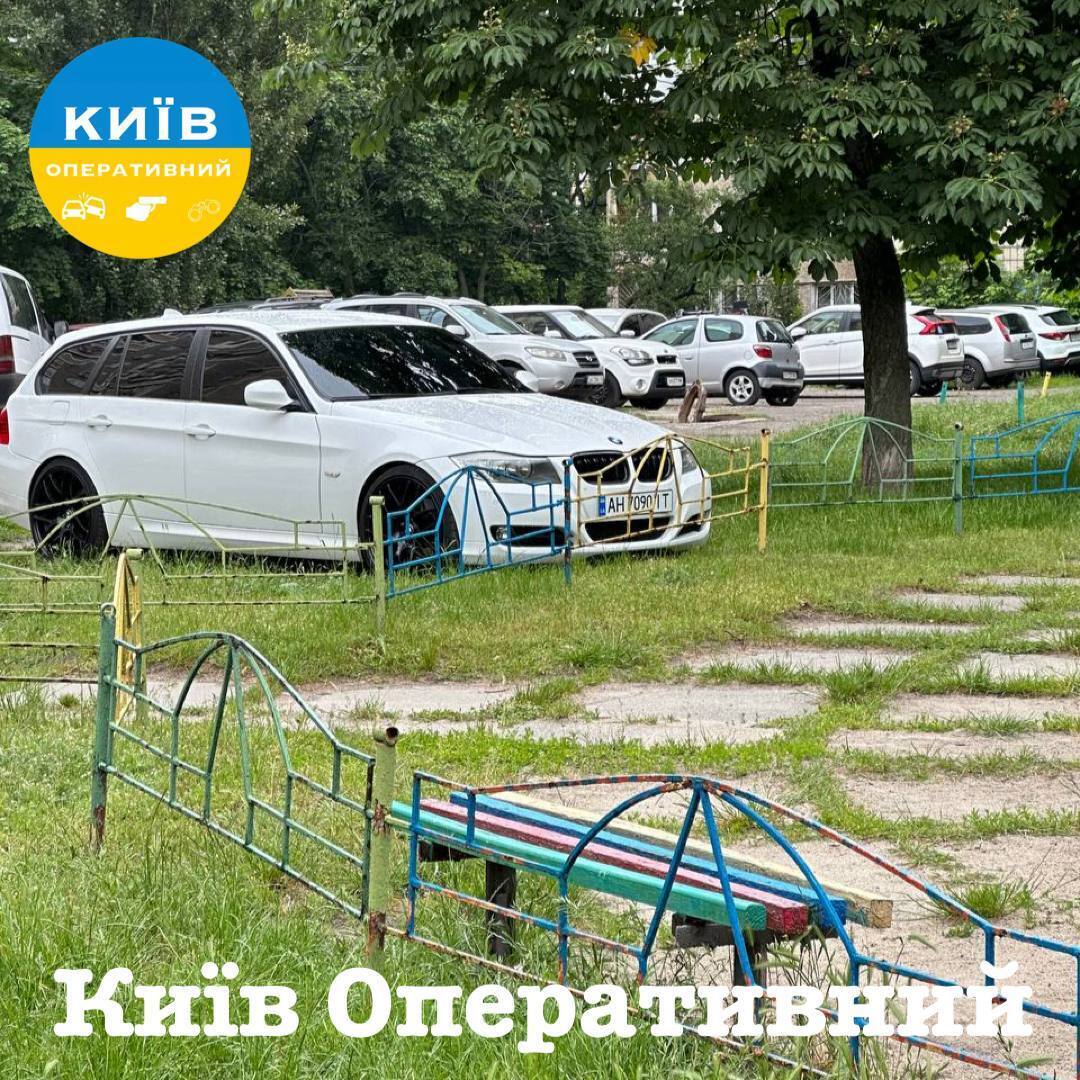 У Києві оштрафували "героя паркування" на газоні: водій вважає, що це через донецькі номери. Фото та відео