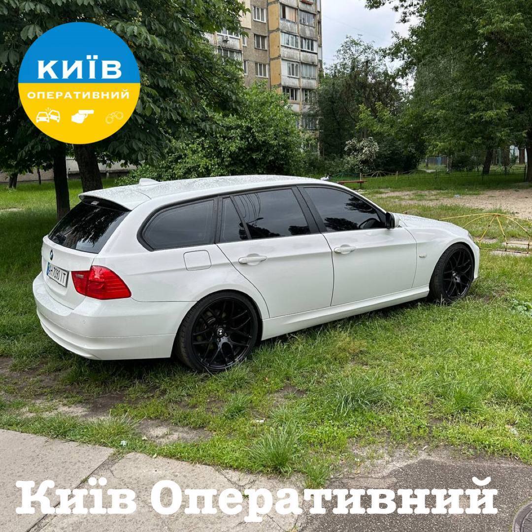 У Києві оштрафували "героя паркування" на газоні: водій вважає, що це через донецькі номери. Фото та відео
