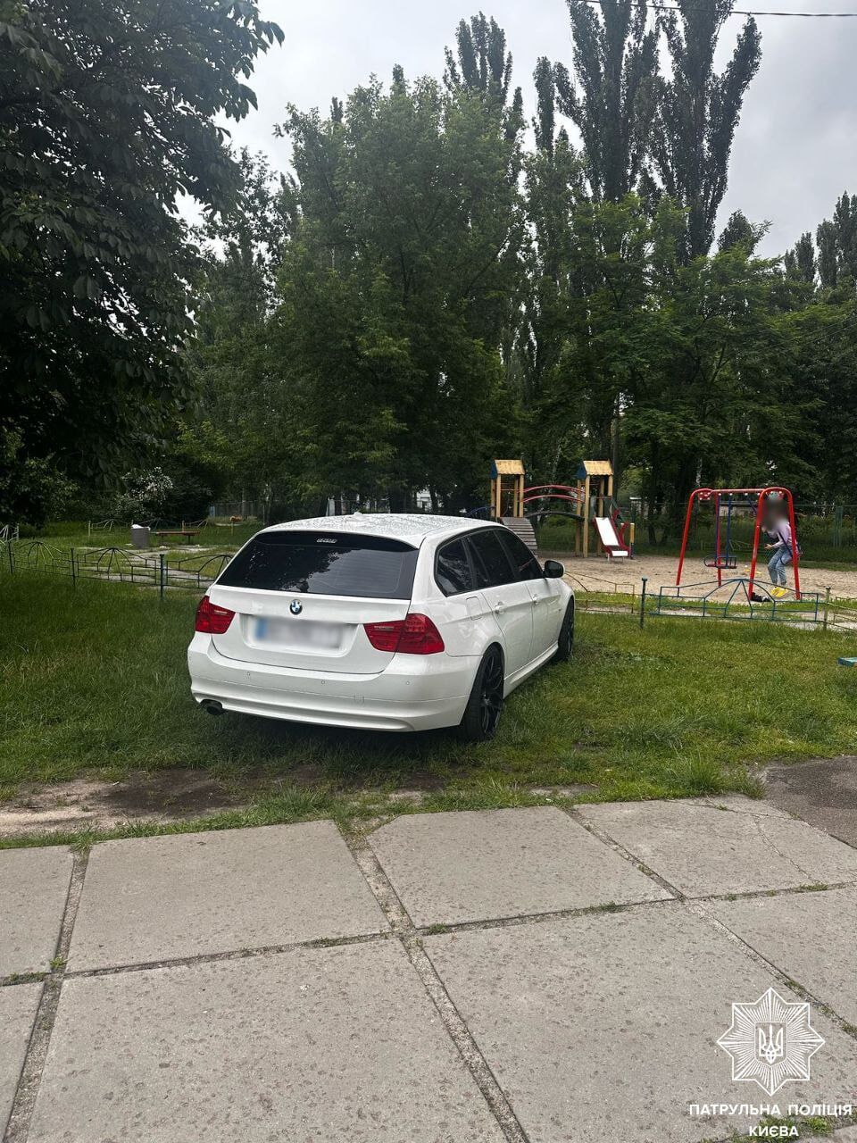 У Києві оштрафували "героя паркування" на газоні: водій вважає, що це через донецькі номери. Фото та відео