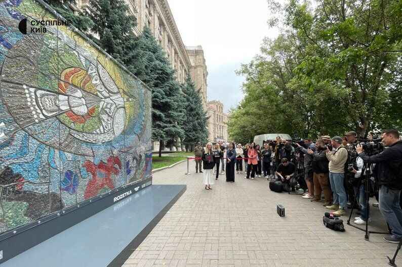 В Киеве воссоздали легендарное мозаичное панно "Боровитер" Аллы Горской, разрушенное оккупантами в Мариуполе. Фото