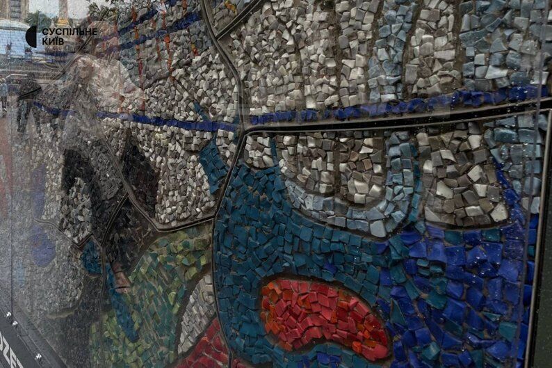 В Киеве воссоздали легендарное мозаичное панно "Боровитер" Аллы Горской, разрушенное оккупантами в Мариуполе. Фото