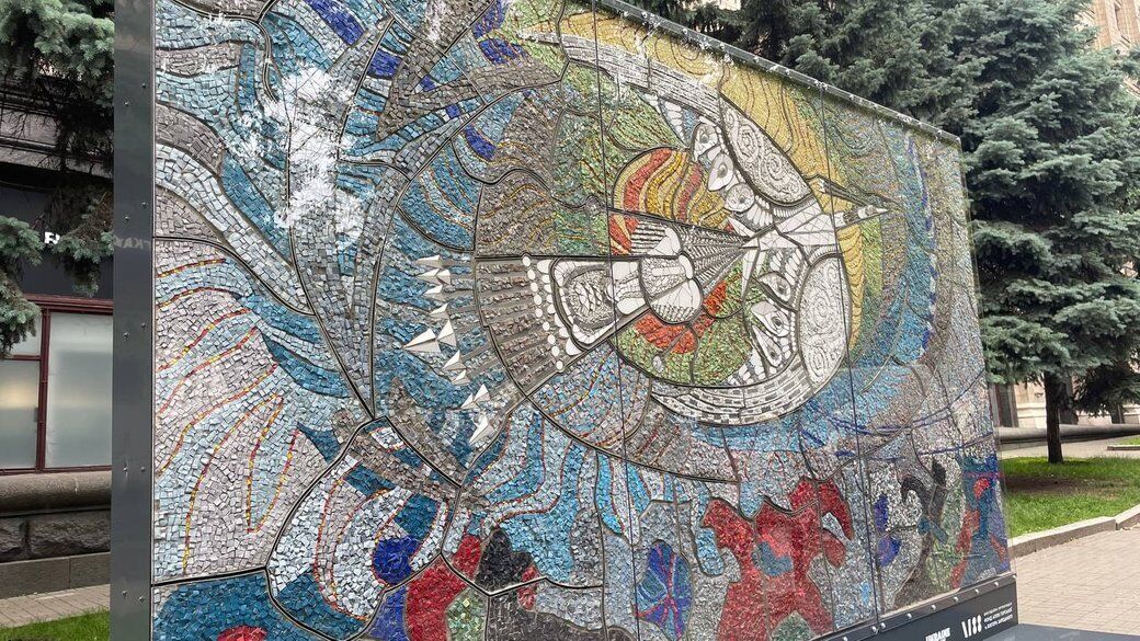 В Киеве воссоздали легендарное мозаичное панно "Боровитер" Аллы Горской, разрушенное оккупантами в Мариуполе. Фото