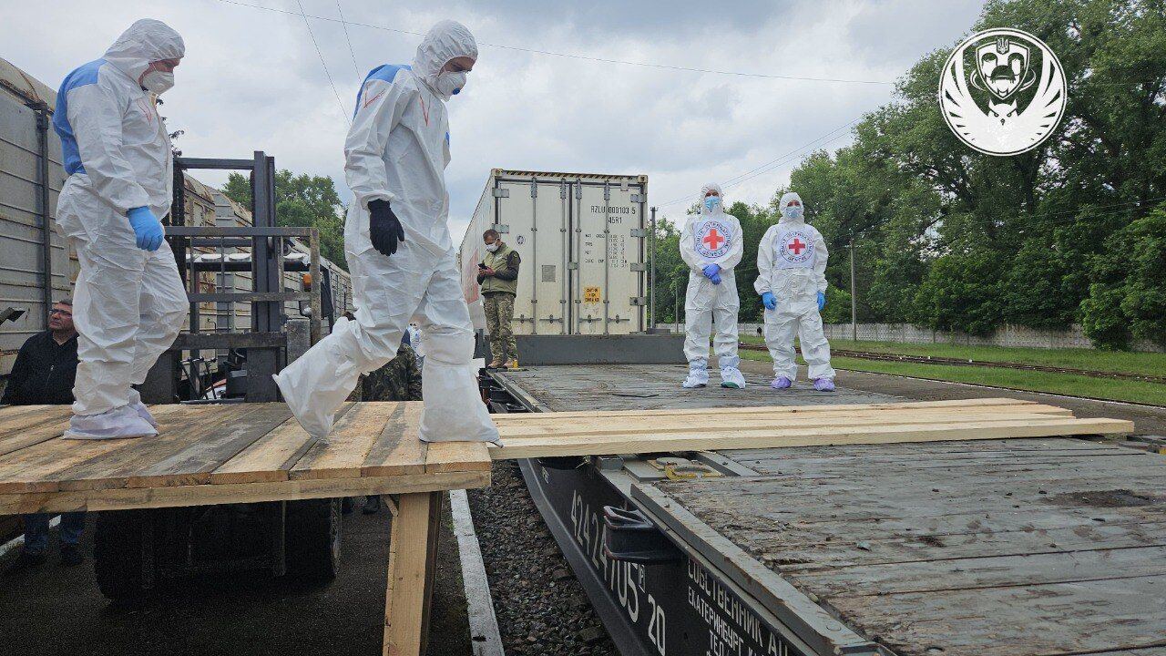 Належать, зокрема, військовим: Україна повернула з Росії тіла ще 1200 загиблих громадян. Фото й відео