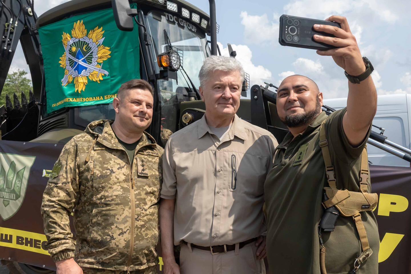 Порошенко привітав українських воїнів із мільйоном відмінусованих окупантів  і передав партію дронів та техніки. Фото