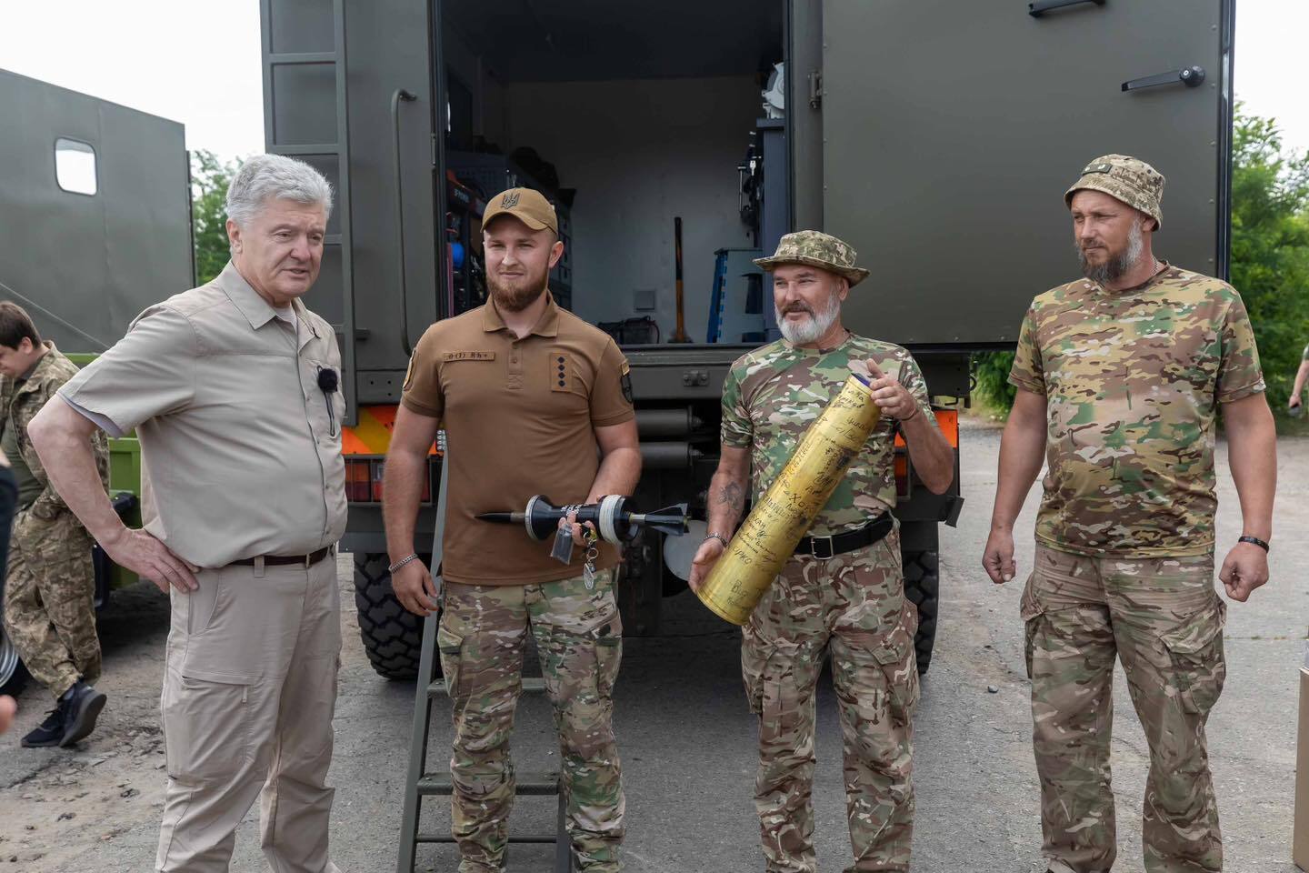 Порошенко привітав українських воїнів із мільйоном відмінусованих окупантів  і передав партію дронів та техніки. Фото