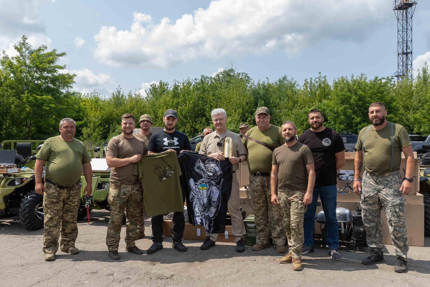 Порошенко привітав українських воїнів із мільйоном відмінусованих окупантів  і передав партію дронів та техніки. Фото