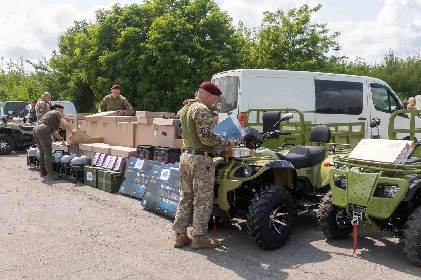Порошенко привітав українських воїнів із мільйоном відмінусованих окупантів  і передав партію дронів та техніки. Фото