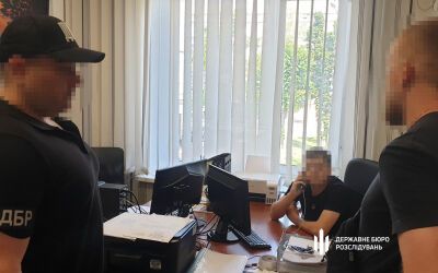 На Дніпропетровщині викрили аферу з незаконного видалення інформації про ухилянтів: двом правоохоронцям повідомили про підозру. Фото