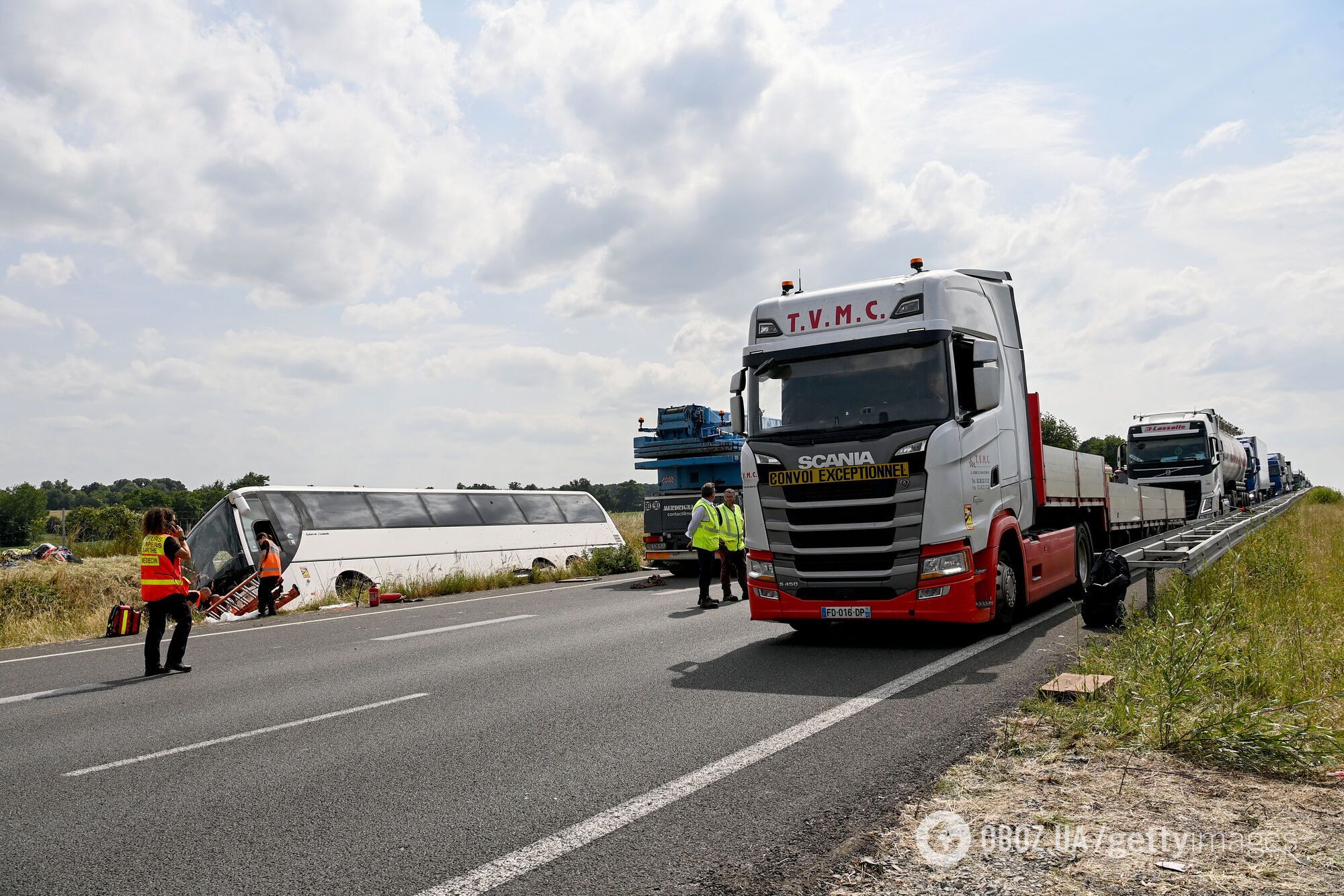 Во Франции в ДТП попал пассажирский автобус с украинскими подростками, погибли четыре человека: все подробности. Фото