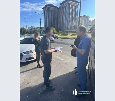 На Дніпропетровщині викрили аферу з незаконного видалення інформації про ухилянтів: двом правоохоронцям повідомили про підозру. Фото