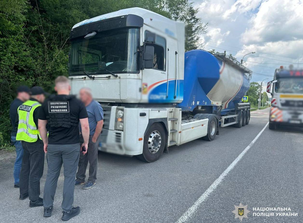 За $12 тис. перевозили чоловіків до кордону на фурах: поліцейські Києва викрили чергову схему для ухилянтів. Фото