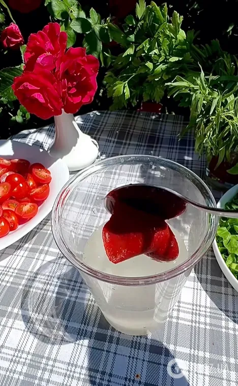 Пикантные закусочные помидоры: добавьте много чеснока и зелени