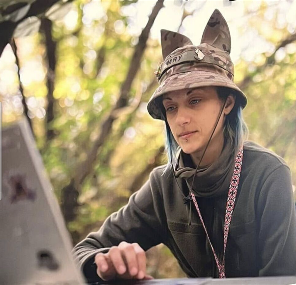 Зустрічали на колінах: у Києві прощаються з операторкою FPV-дронів Катериною "Мяу" Троян. Відео