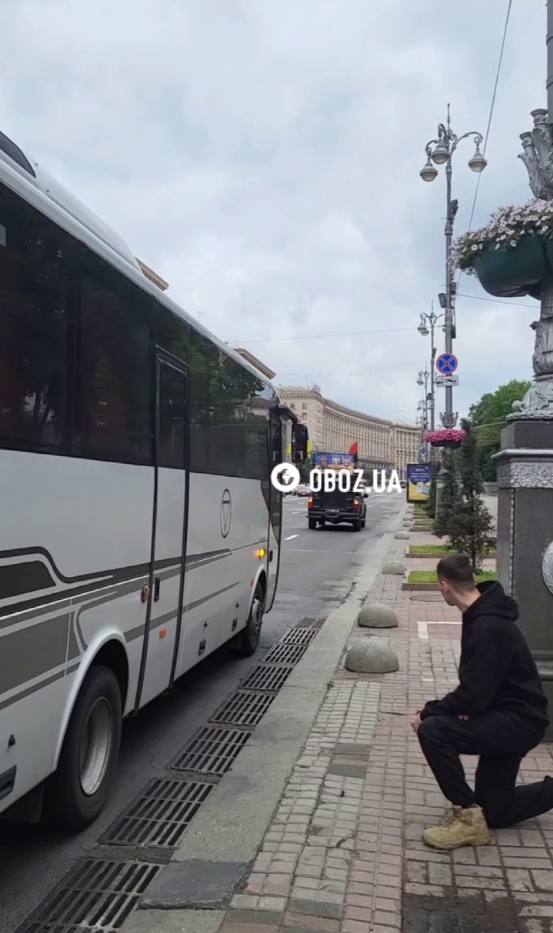 Зустрічали на колінах: у Києві прощаються з операторкою FPV-дронів Катериною "Мяу" Троян. Відео