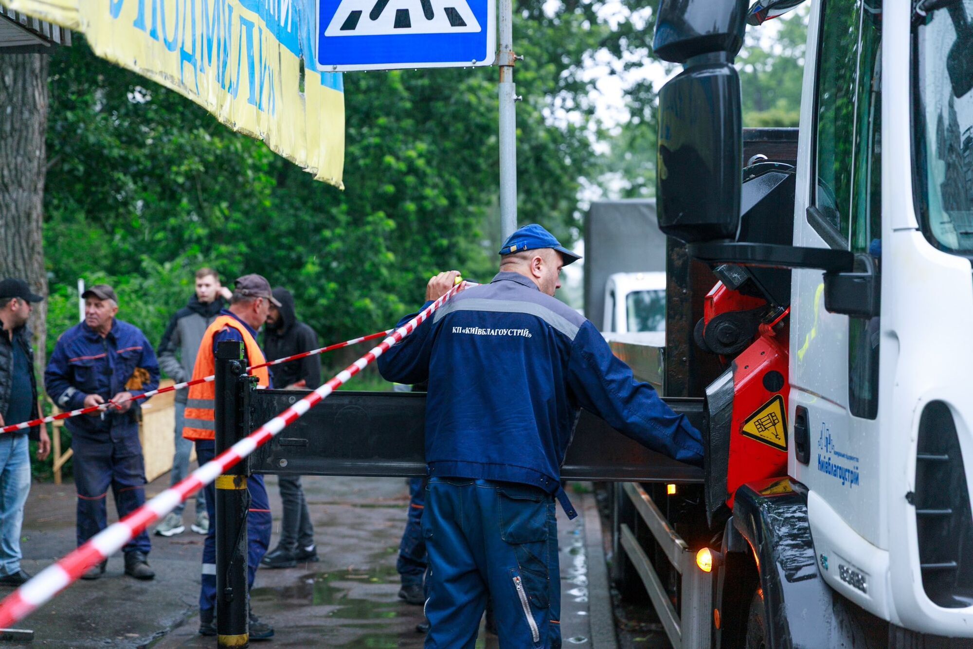 Стояли близько 20-30 років: у Києві біля станції метро "Житомирська" почали прибирати МАФи. Фото