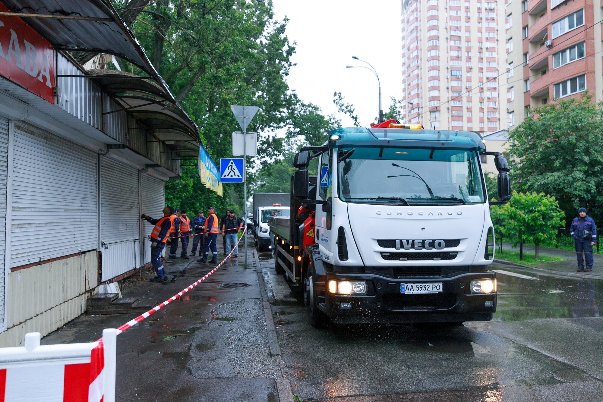 Стояли близько 20-30 років: у Києві біля станції метро "Житомирська" почали прибирати МАФи. Фото
