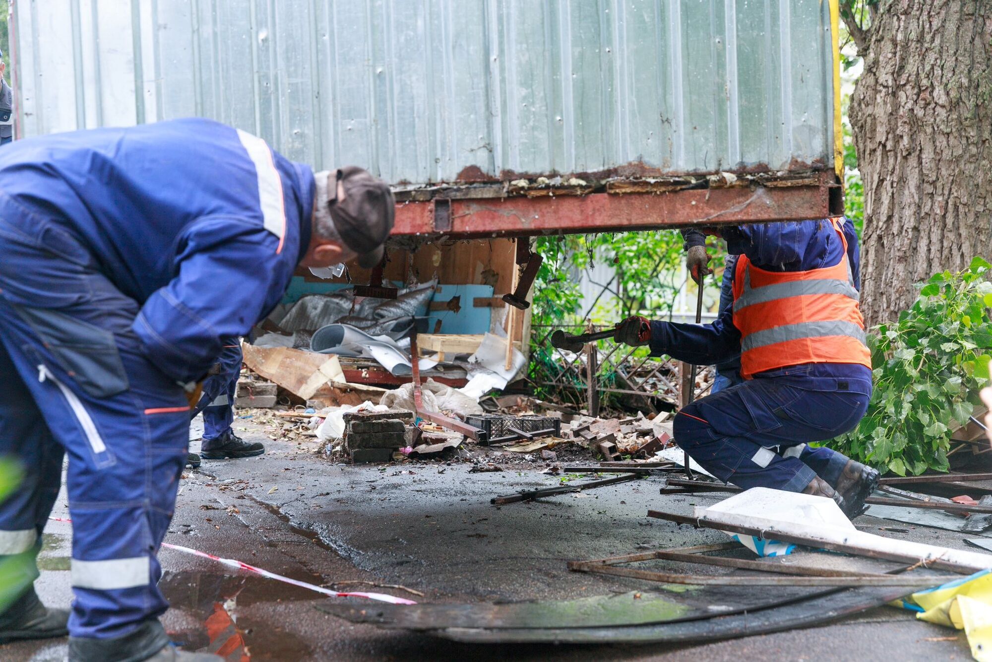 Стояли близько 20-30 років: у Києві біля станції метро "Житомирська" почали прибирати МАФи. Фото