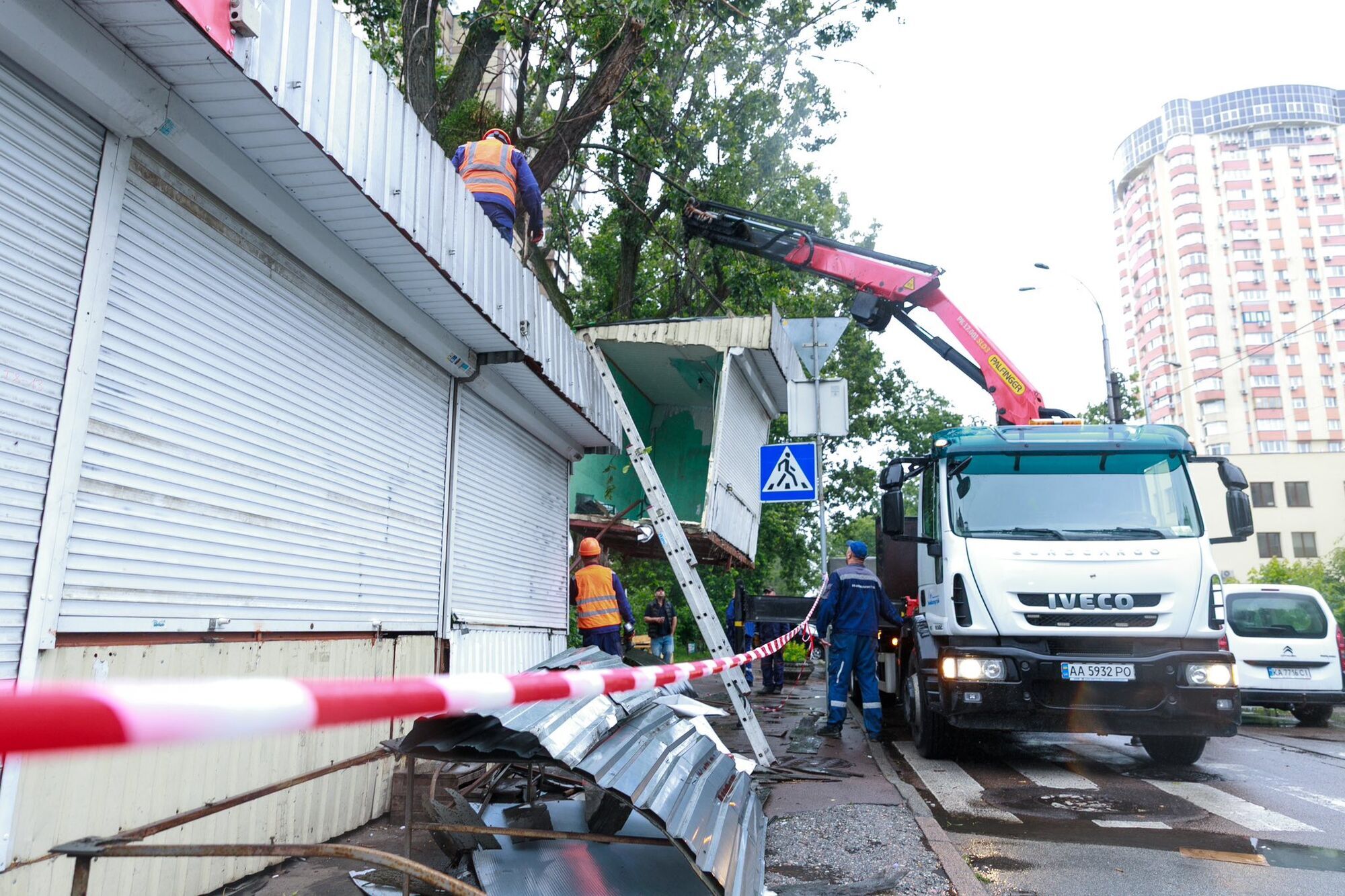 Стояли близько 20-30 років: у Києві біля станції метро "Житомирська" почали прибирати МАФи. Фото