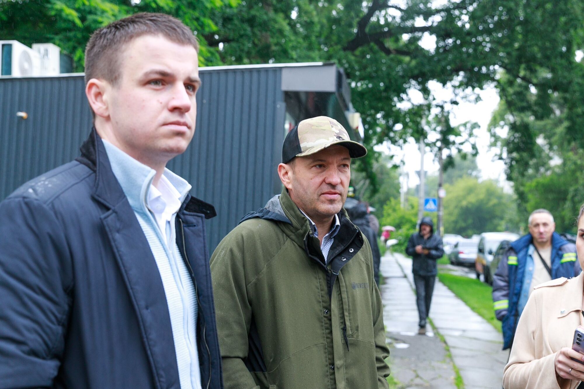 Стояли близько 20-30 років: у Києві біля станції метро "Житомирська" почали прибирати МАФи. Фото
