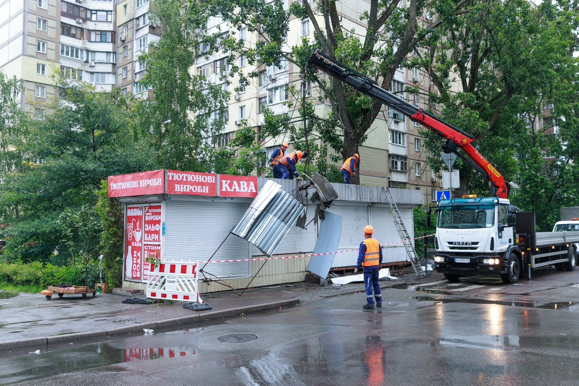 Стояли близько 20-30 років: у Києві біля станції метро "Житомирська" почали прибирати МАФи. Фото