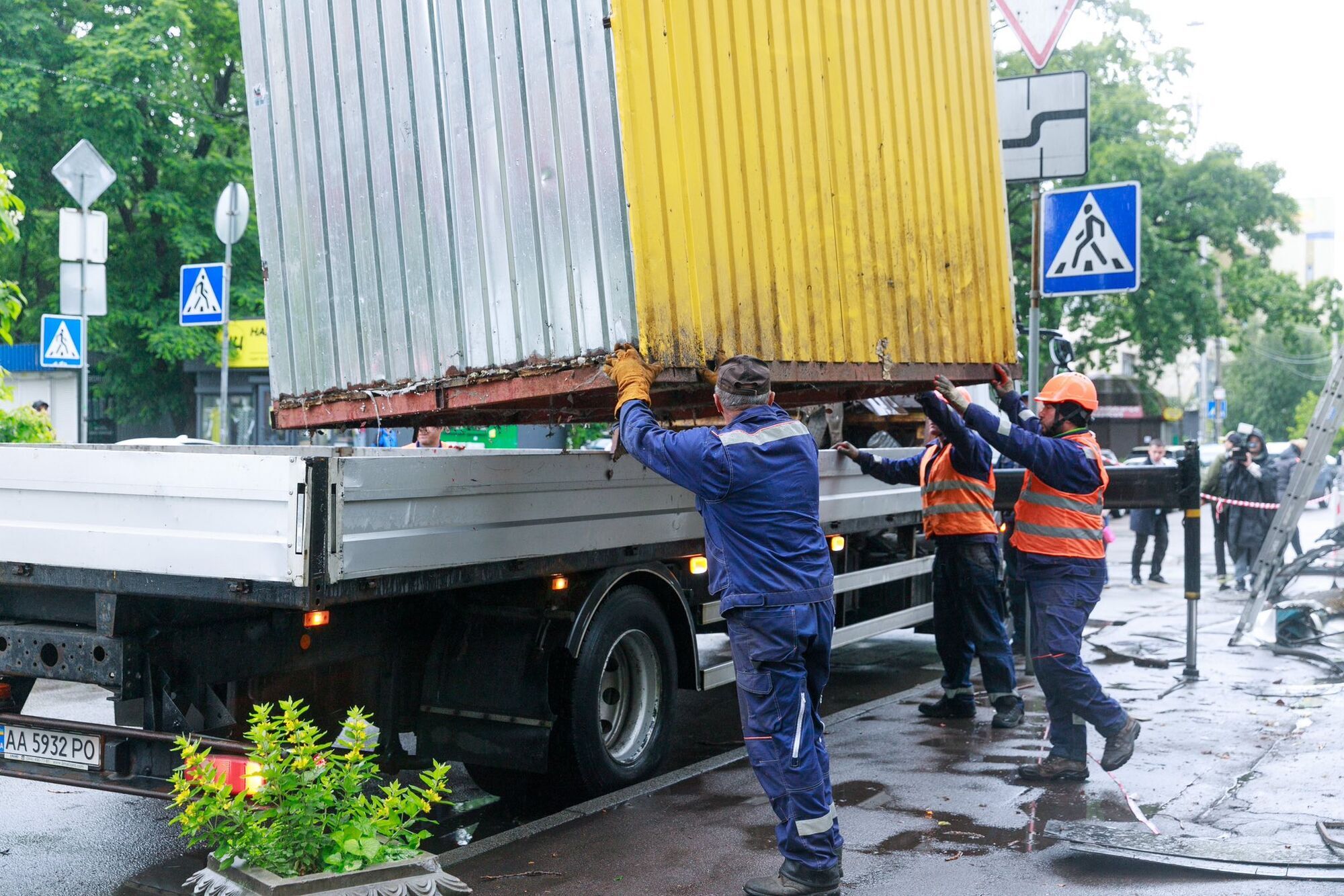 Стояли близько 20-30 років: у Києві біля станції метро "Житомирська" почали прибирати МАФи. Фото