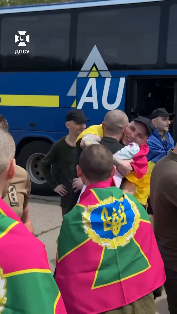 "Україна понад усе": з'явилось емоційне відео зі звільненими з полону українськими військовими