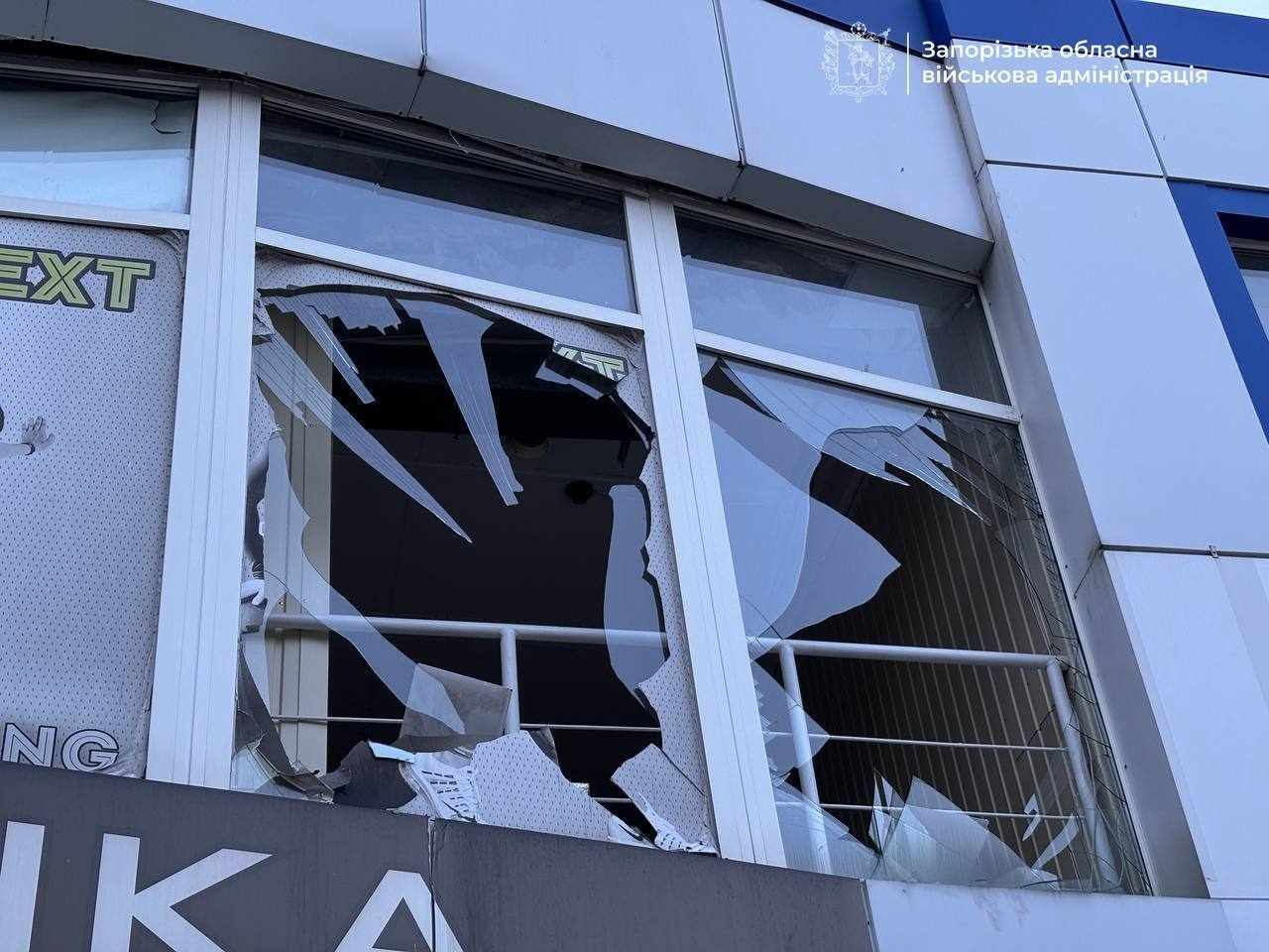 У Запоріжжі внаслідок ворожої атаки сталися пожежі, згоріли авто: постраждали двоє поліцейських. Фото і відео