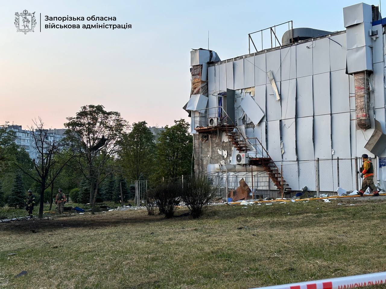 У Запоріжжі внаслідок ворожої атаки сталися пожежі, згоріли авто: постраждали двоє поліцейських. Фото і відео