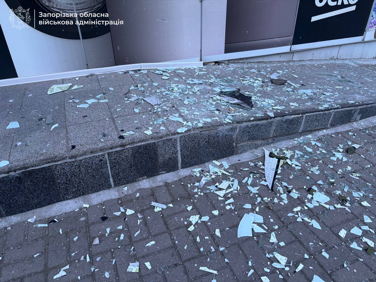 У Запоріжжі внаслідок ворожої атаки сталися пожежі, згоріли авто: постраждали двоє поліцейських. Фото і відео