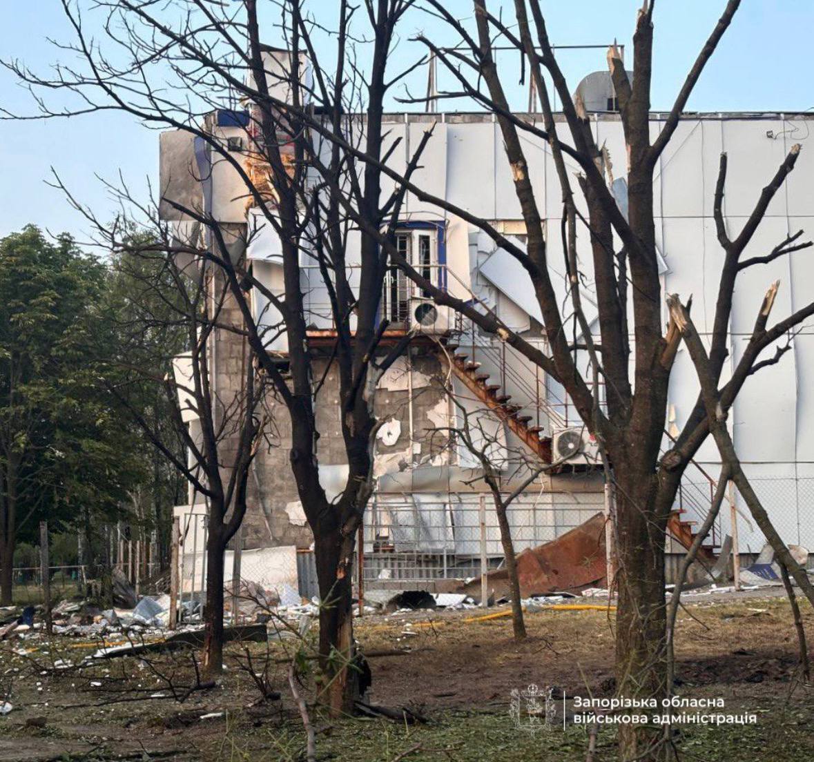У Запоріжжі внаслідок ворожої атаки сталися пожежі, згоріли авто: постраждали двоє поліцейських. Фото і відео