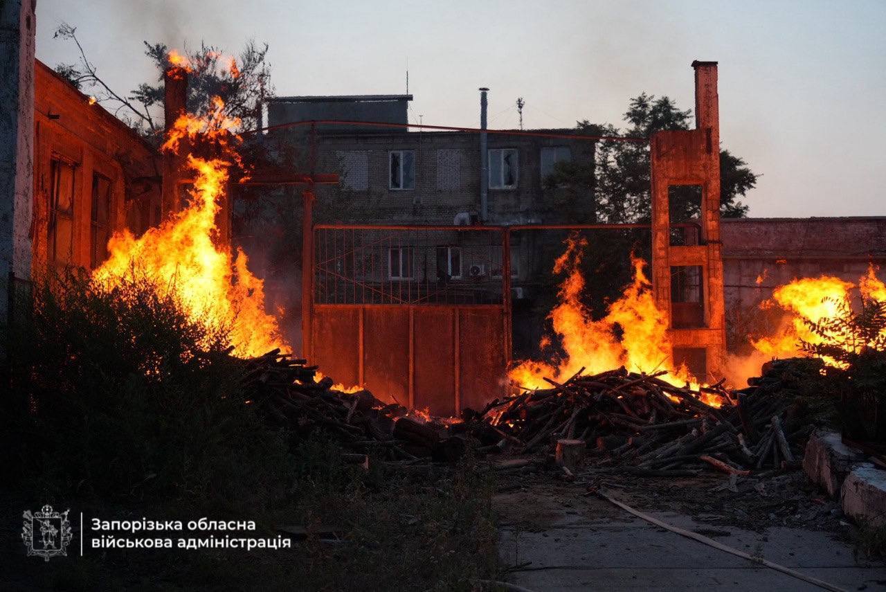 У Запоріжжі внаслідок ворожої атаки сталися пожежі, згоріли авто: постраждали двоє поліцейських. Фото і відео