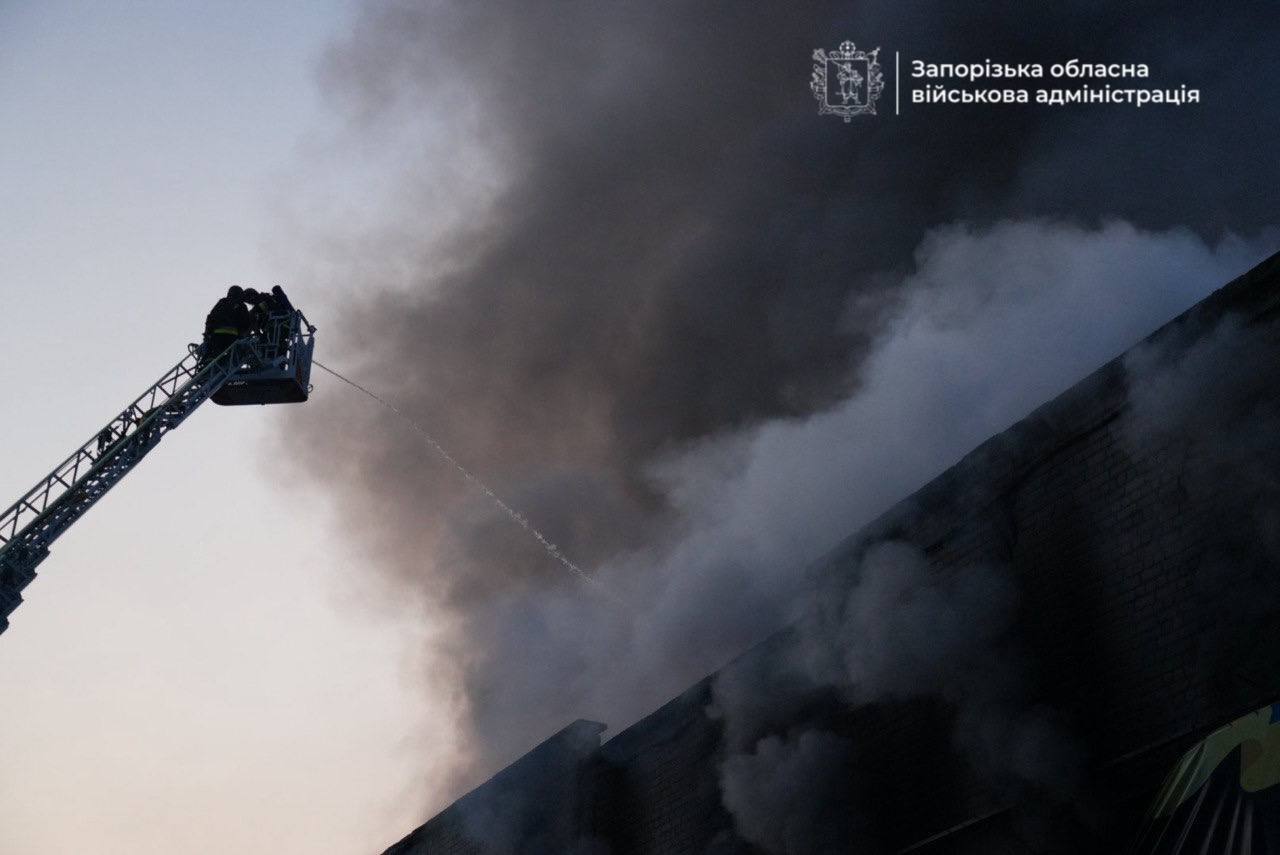 У Запоріжжі внаслідок ворожої атаки сталися пожежі, згоріли авто: постраждали двоє поліцейських. Фото і відео