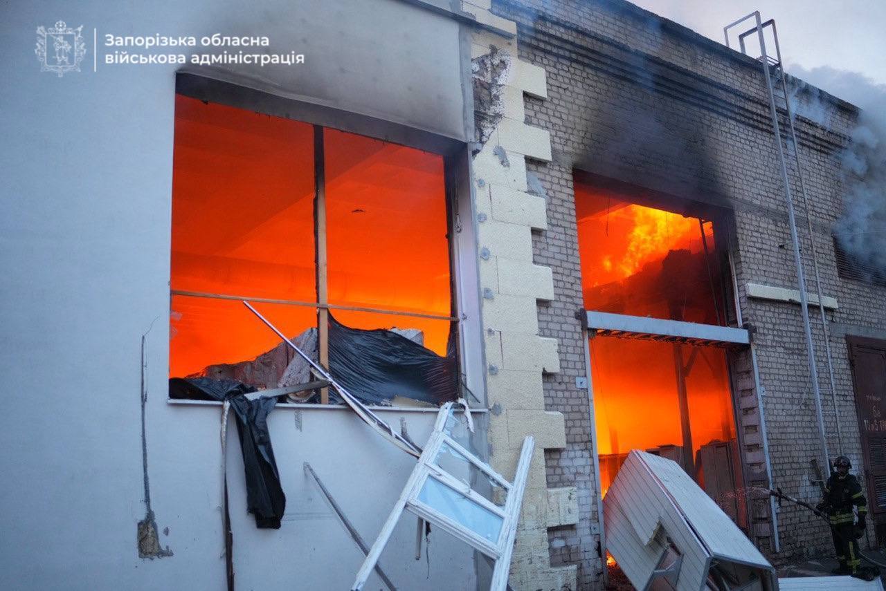 У Запоріжжі внаслідок ворожої атаки сталися пожежі, згоріли авто: постраждали двоє поліцейських. Фото і відео